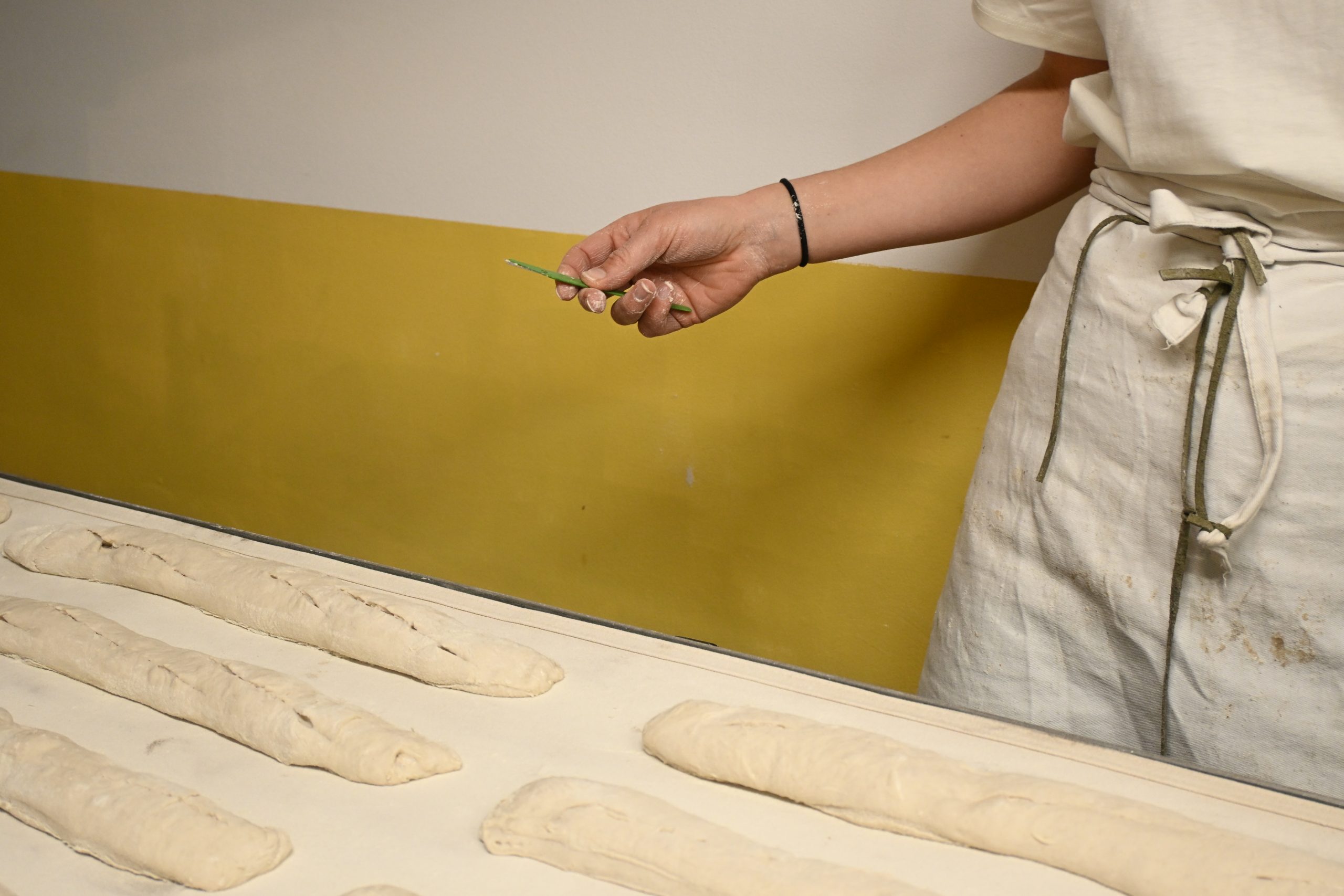 photographie fabrication de pains. Savoir-faire artisanal dans une boulangerie au levain 