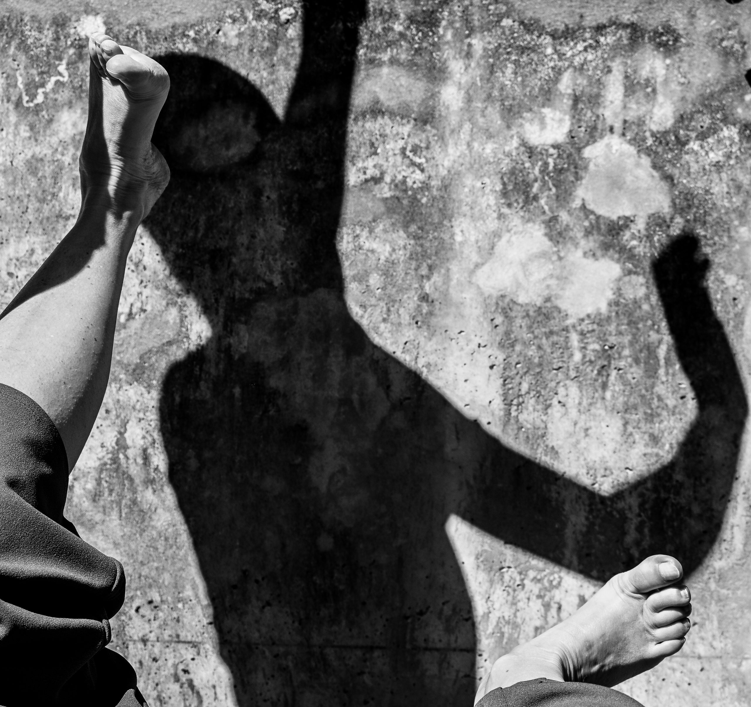 Prise de vue photographique en extérieure contre un mur en béton.