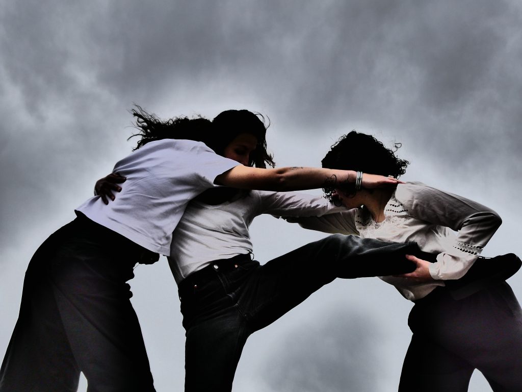 photographie d'un trio de danseuse en mouvement.   Photo utilisé pour un support de communication pour un spectacle. 