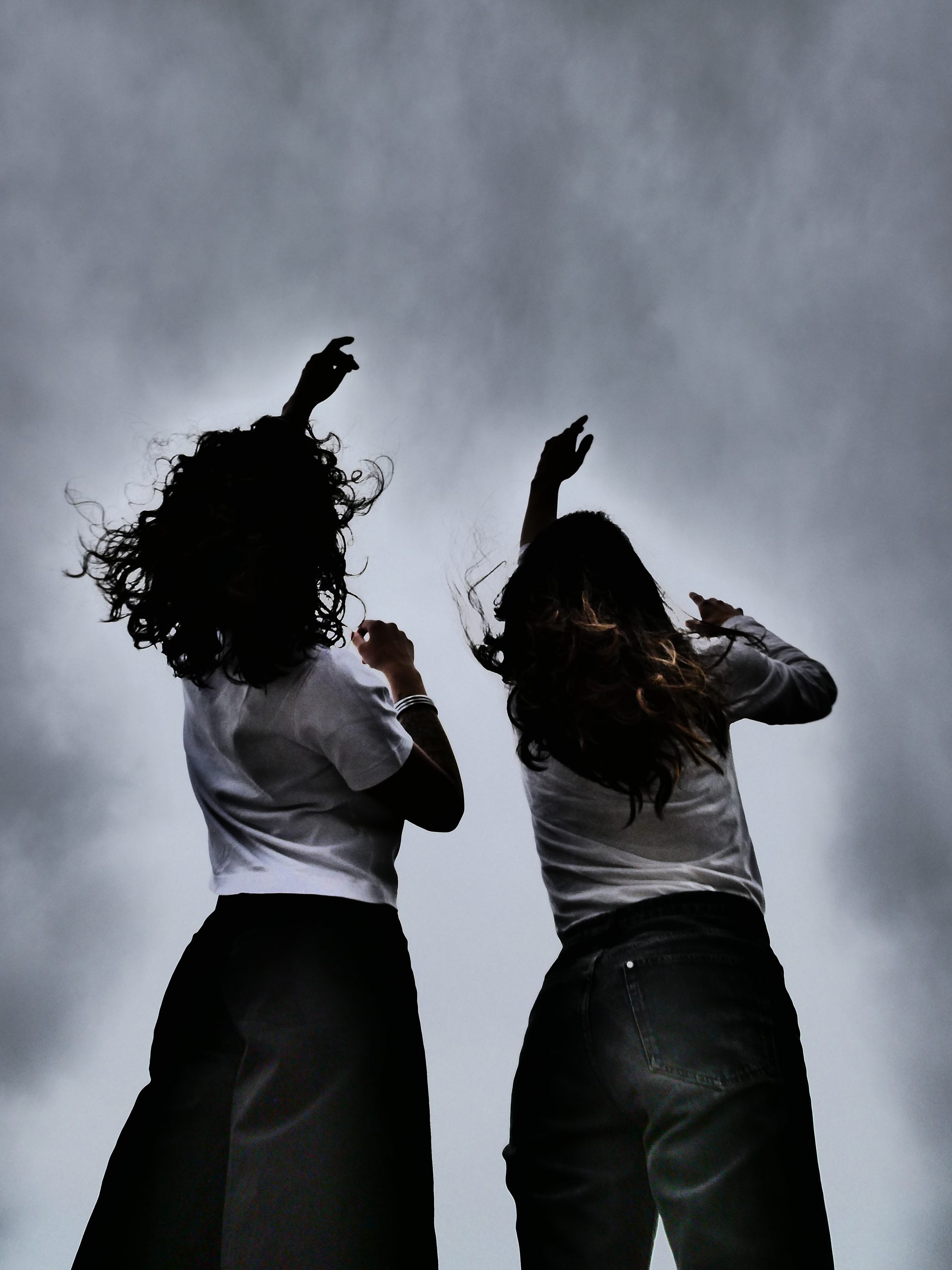 Duo de danseuses entrain de réaliser le même mouvement. Cette image à servi d'affiche pour un spectacle intitulé "âme-soeur"